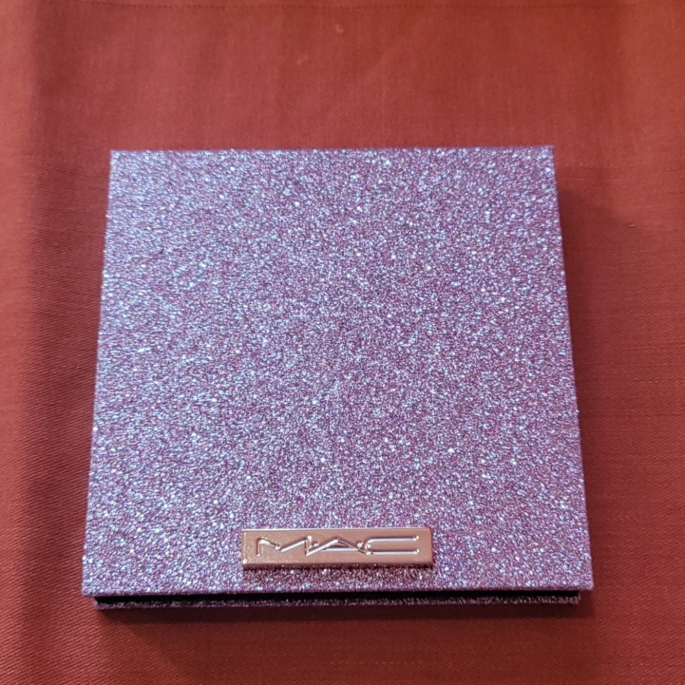 Star dipped face compact